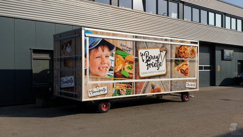 Zijaanzicht van een aanhangwagen voor patat en snacks met gesloten luifel