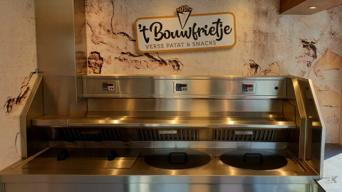 Binnenkant van een aanhangwagen voor patat en snacks