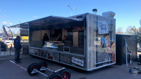 Volledig uitgestalde aanhangwagen voor patat en snacks