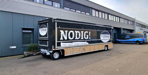 Zijaanzicht van een aanhangwagen voor brood en banket met gesloten luifel