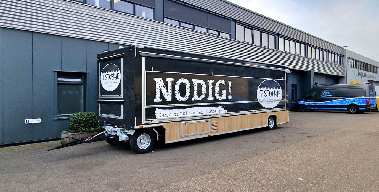 Zijaanzicht van een aanhangwagen voor brood en banket met gesloten luifel