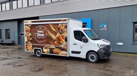 Zijaanzicht van een verkoopwagen voor brood met gesloten luifel