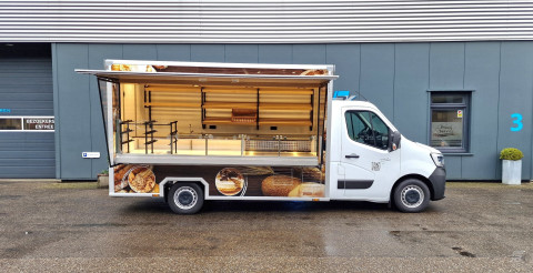 Zijaanzicht van een verkoopwagen voor brood met geopende luifel