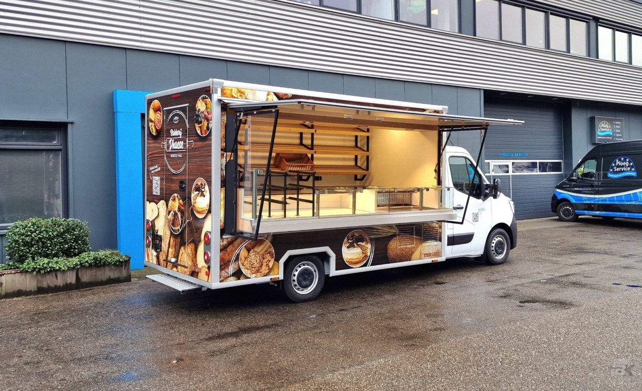 Zijaanzicht van een verkoopwagen voor brood met geopende luifel