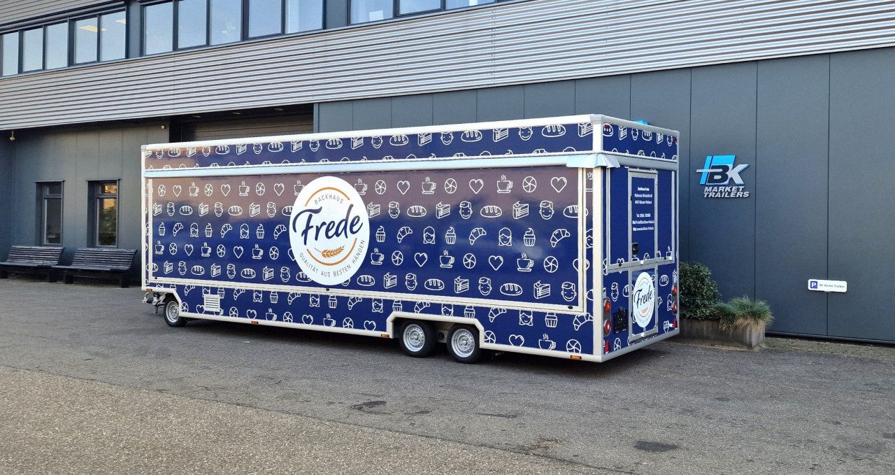 Zijaanzicht van een aanhangwagen voor brood en banket met gesloten luifel