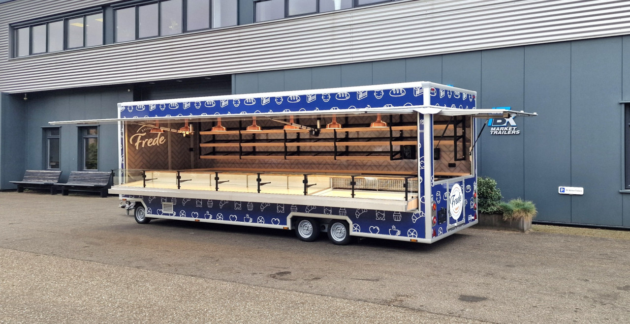 Zijaanzicht van een aanhangwagen voor brood en banket met geopende luifel
