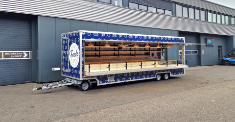 Zijaanzicht van een aanhangwagen voor brood en banket met geopende luifel