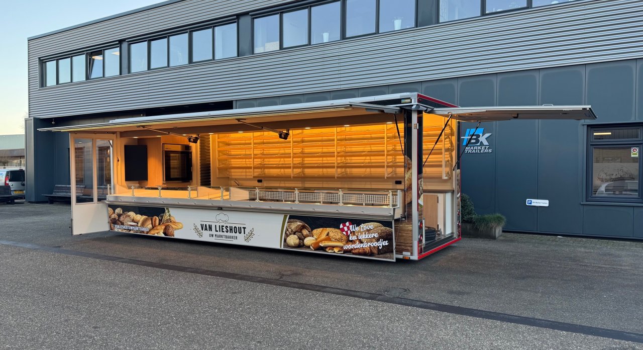 Zijaanzicht van een verkoopwagen voor brood met geopende luifel