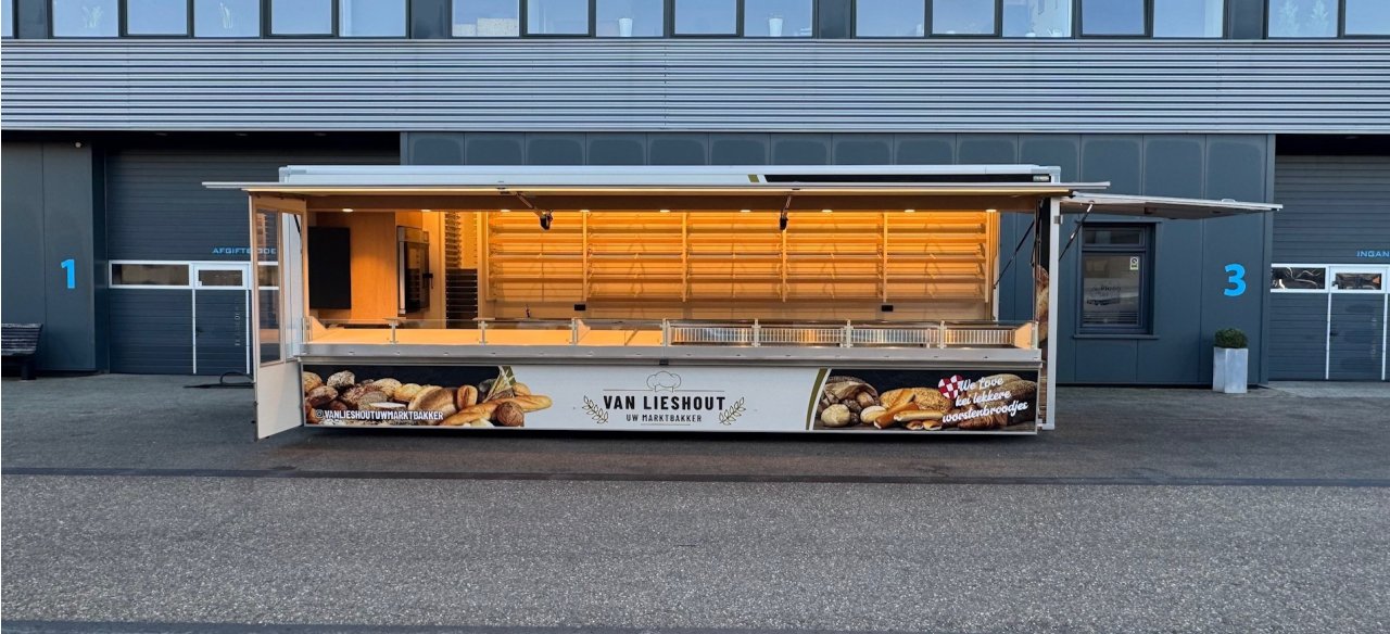 Zijaanzicht van een verkoopwagen voor brood met geopende luifel