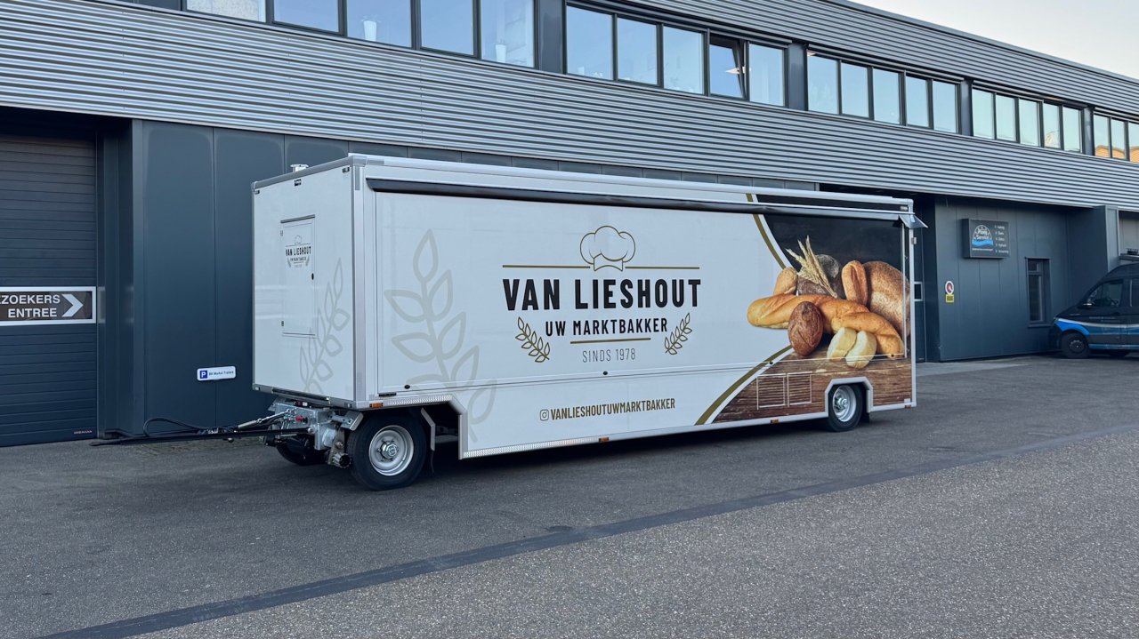 Zijaanzicht van een verkoopwagen voor brood met gesloten luifel