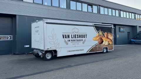 Zijaanzicht van een verkoopwagen voor brood met gesloten luifel