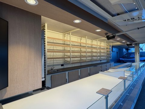 Binnenkant van een verkoopwagen voor brood