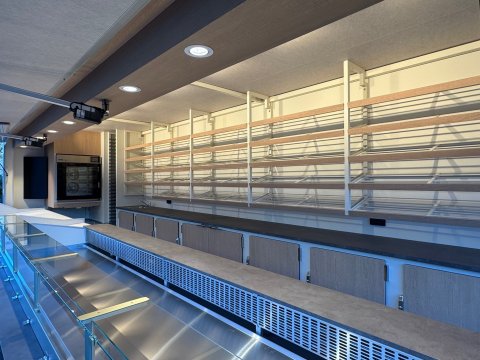 Binnenkant van een verkoopwagen voor brood