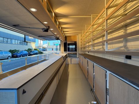 Binnenkant van een verkoopwagen voor brood