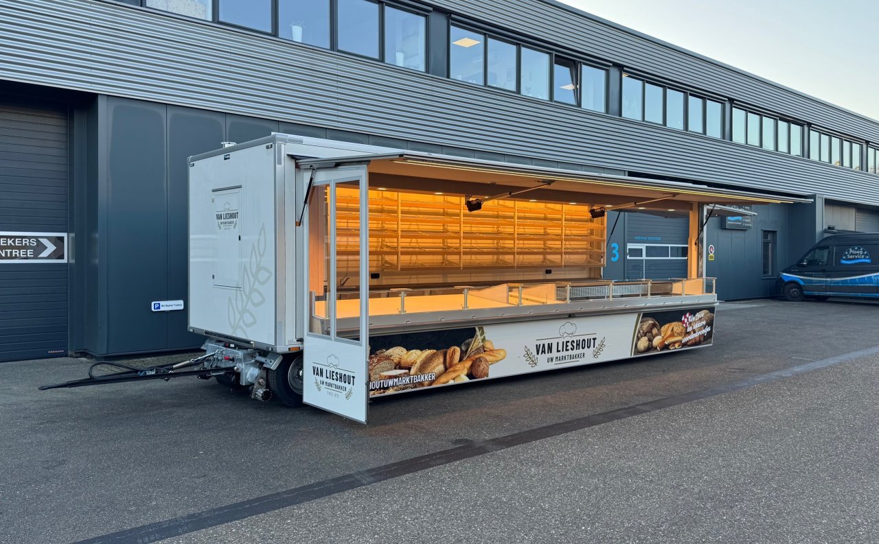 Zijaanzicht van een verkoopwagen voor brood met geopende luifel