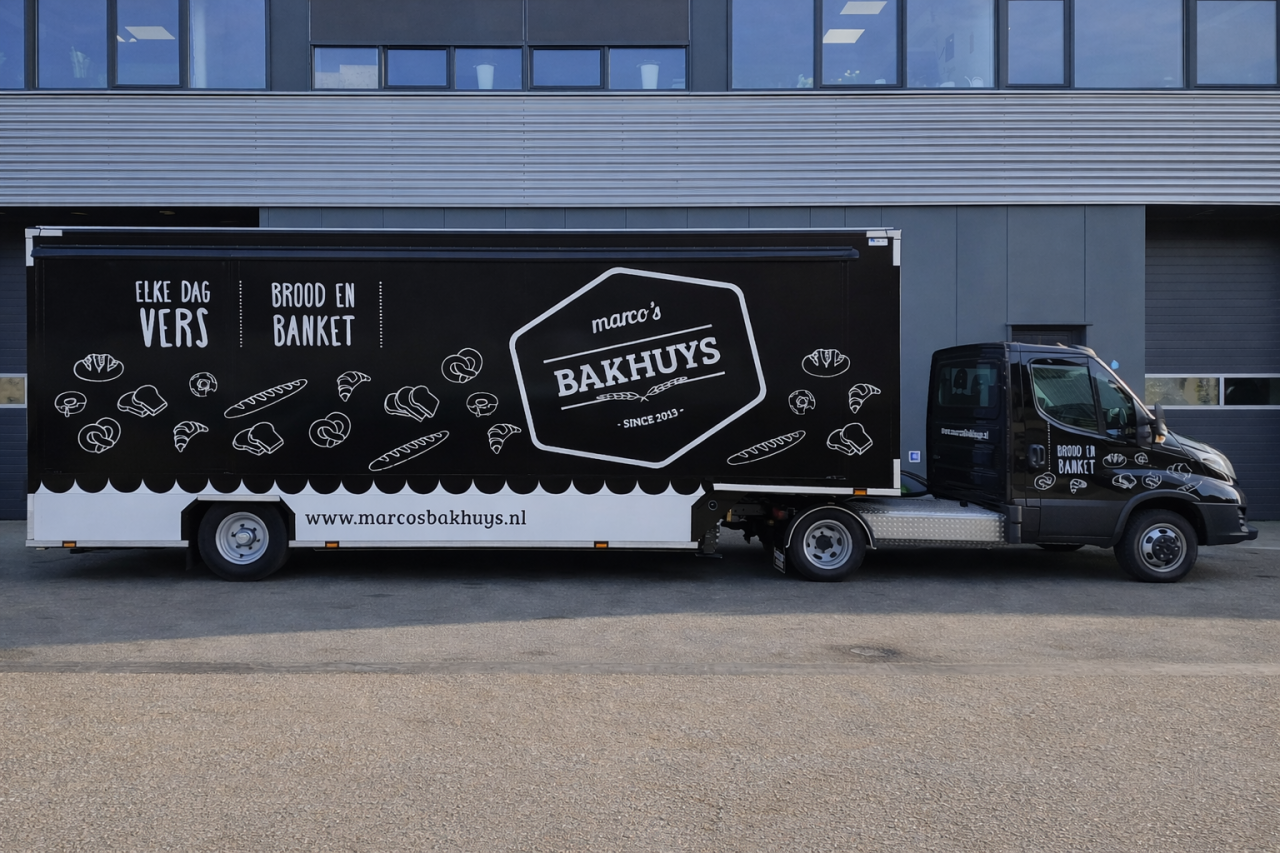 Zijaanzicht van een verkoopwagen oplegger voor brood en banket met gesloten luifel