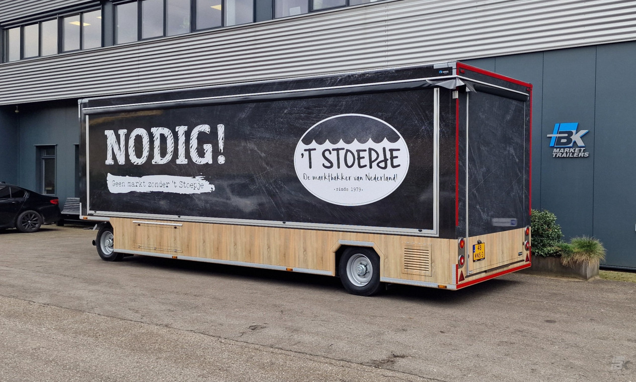 Zijaanzicht van een aanhangwagen voor brood en banket met gesloten luifel