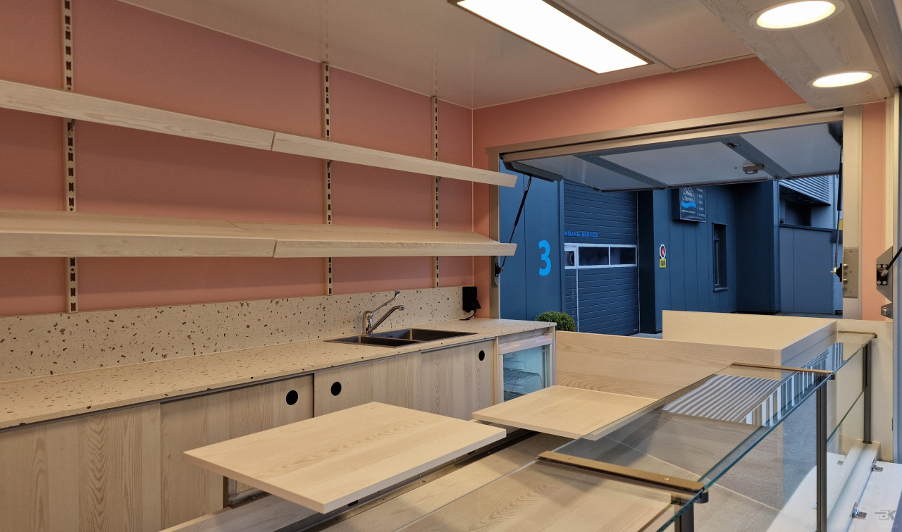 Binnenkant van een aanhangwagen voor koekjes, koffie en ijs