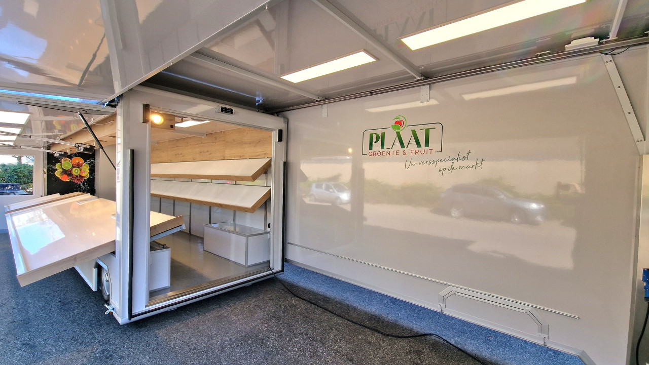 Binnenkant van een aanhangwagen voor groente en fruit