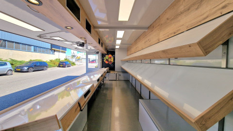 Binnenkant van een aanhangwagen voor groente en fruit