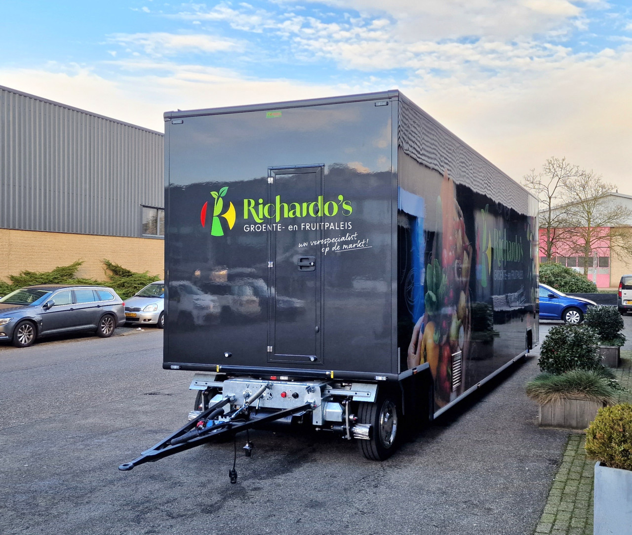 Vooraanzicht van een aanhangwagen voor groente en fruit