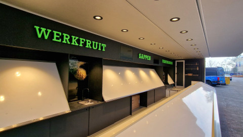 Binnenkant van een aanhangwagen voor groente en fruit