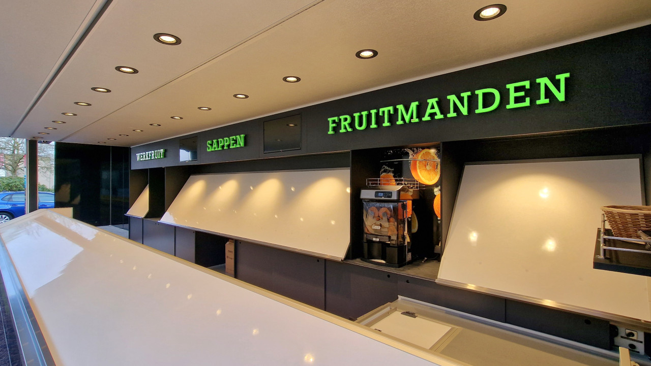 Binnenkant van een aanhangwagen voor groente en fruit