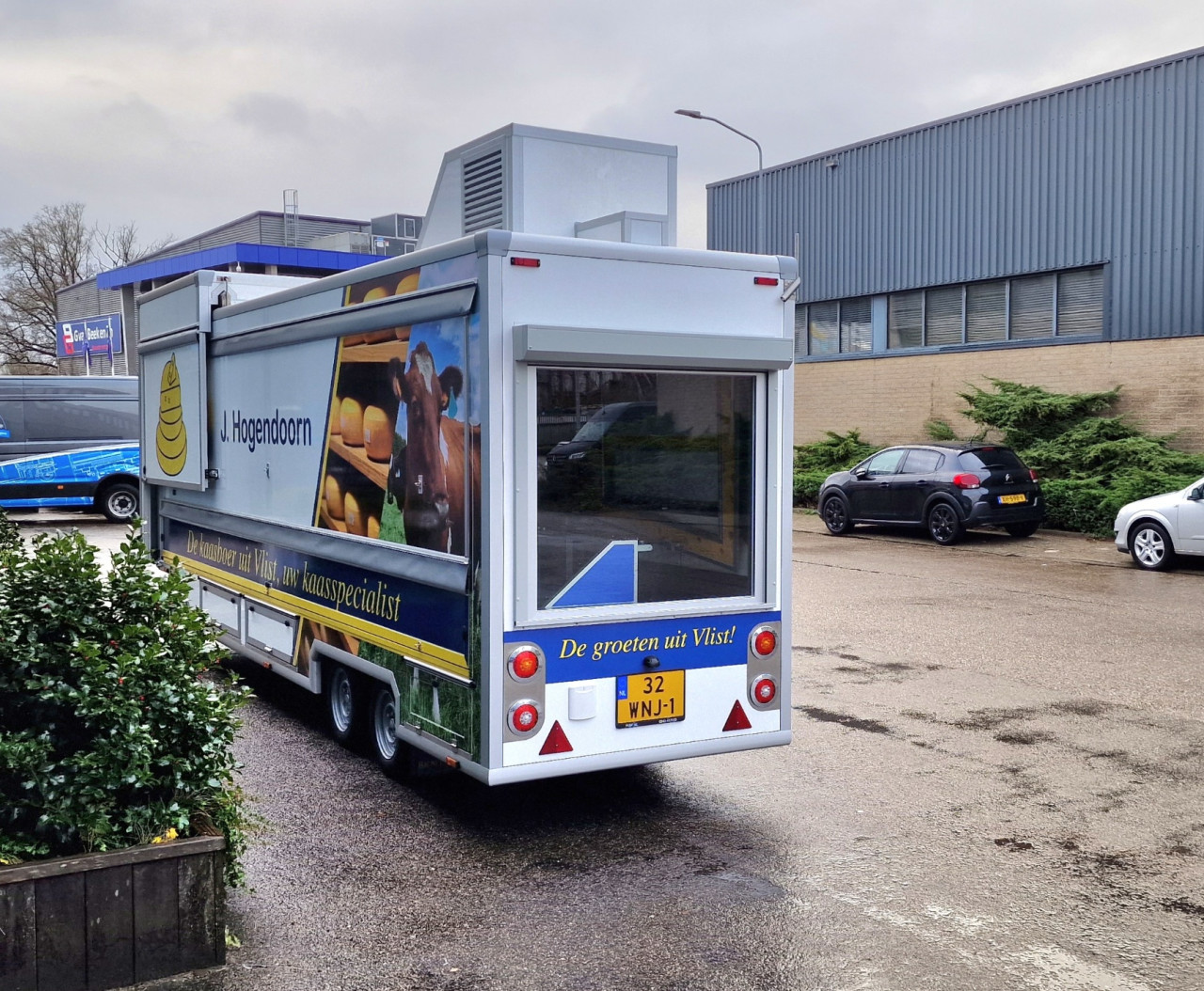 Achteraanzicht van een smalle aanhangwagen voor kaas