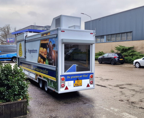 Achteraanzicht van een smalle aanhangwagen voor kaas
