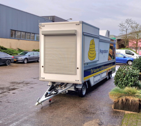 Vooraanzicht van een smalle aanhangwagen voor kaas