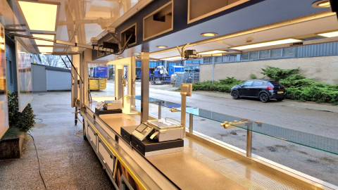 Binnenkant van een smalle aanhangwagen voor kaas
