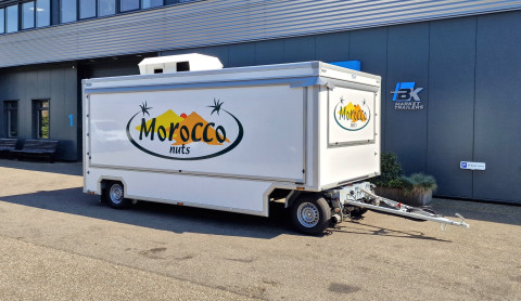 Zijaanzicht van een aanhangwagen voor noten met gesloten luifel