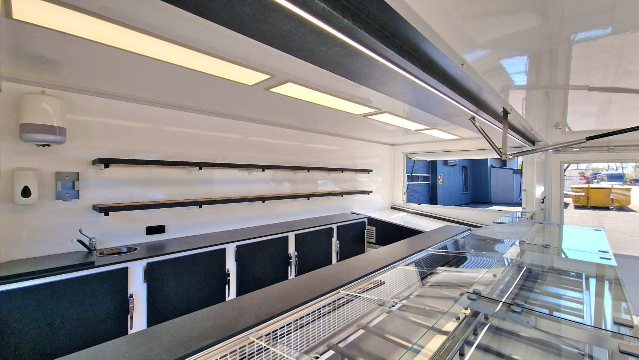 Binnenkant van een aanhangwagen voor noten