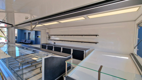 Binnenkant van een aanhangwagen voor noten