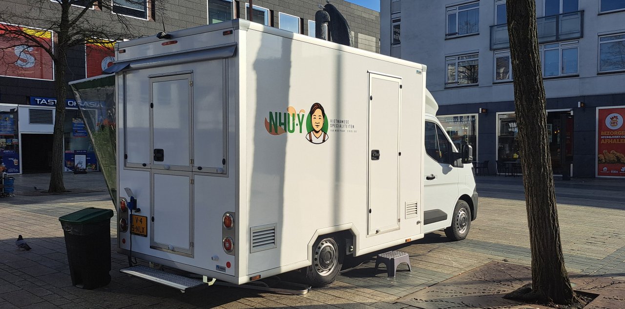 Zijaanzicht van een verkoopwagen voor Vietnamese specialiteiten met gesloten luifel