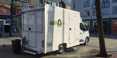 Zijaanzicht van een verkoopwagen voor Vietnamese specialiteiten met gesloten luifel