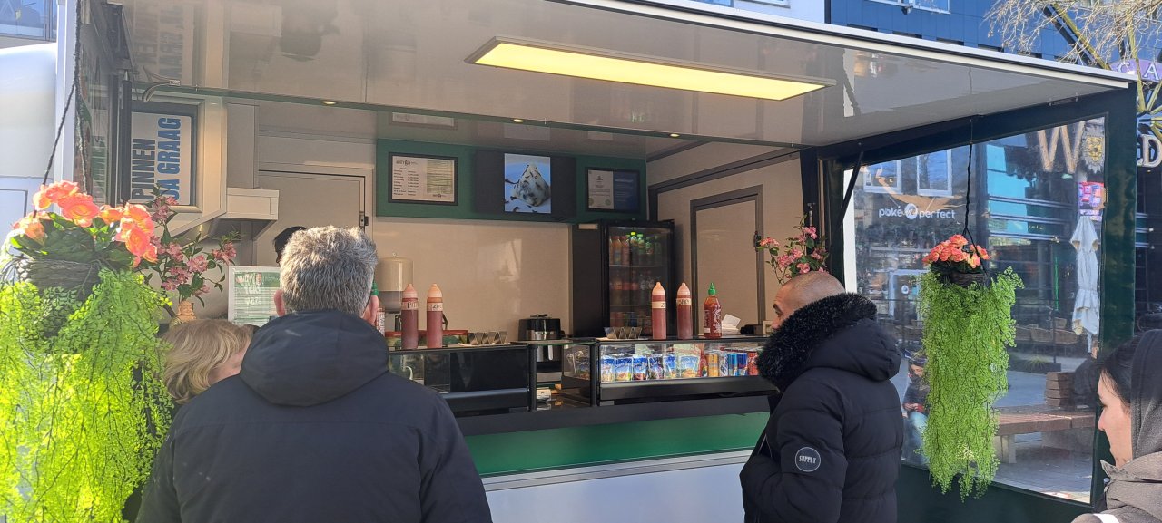 Binnenkant van een verkoopwagen voor Vietnamese specialiteiten