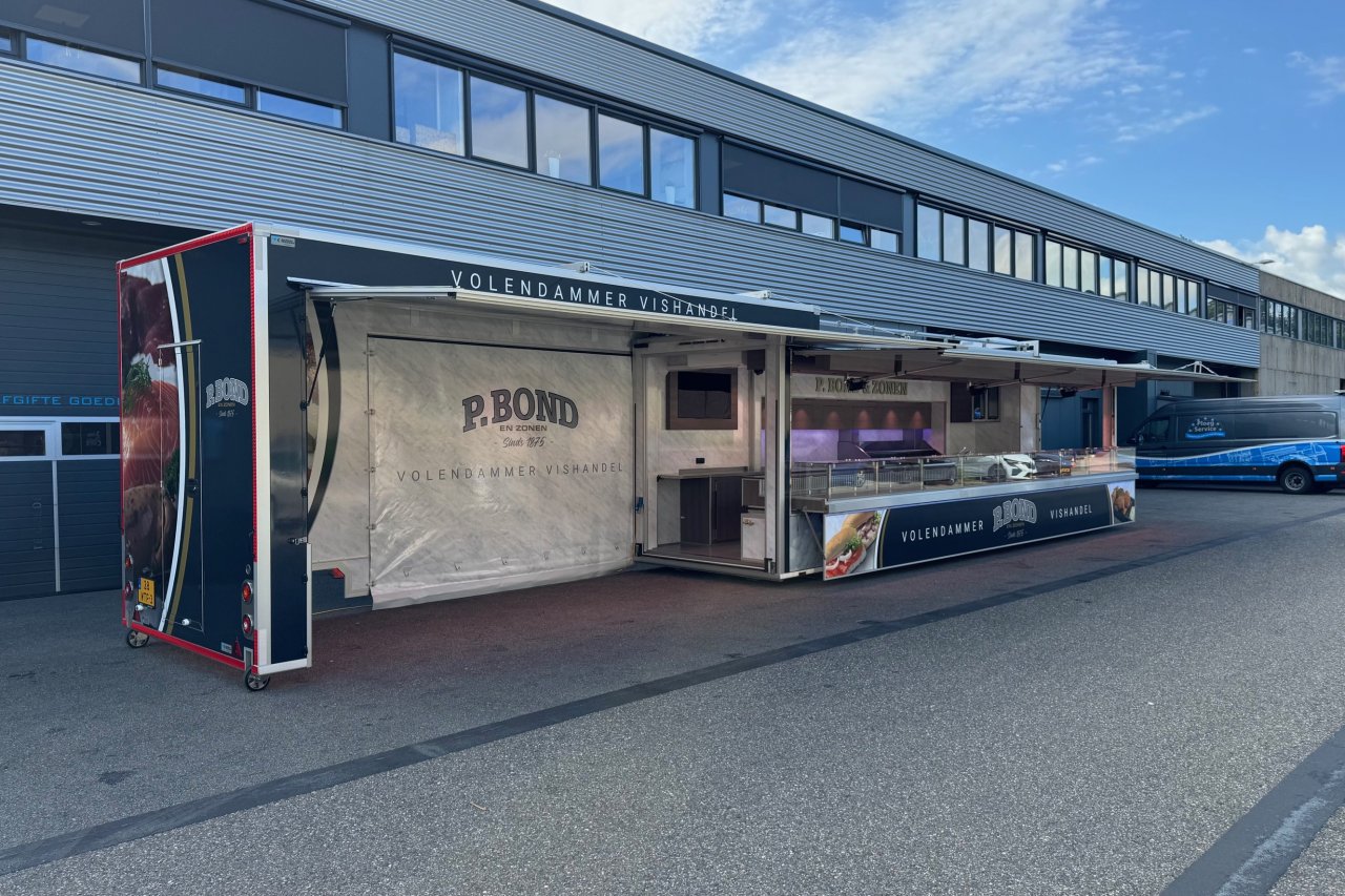 Zijaanzicht van een verkoopwagen voor vis met geopende luifel