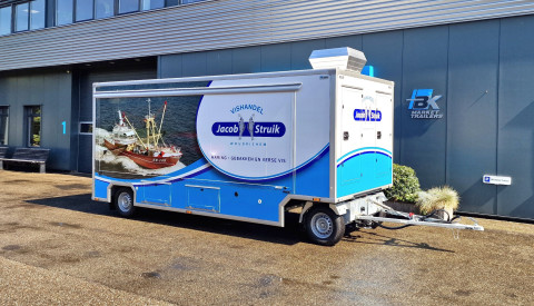 Zijaanzicht van een aanhangwagen voor vis met gesloten luifel