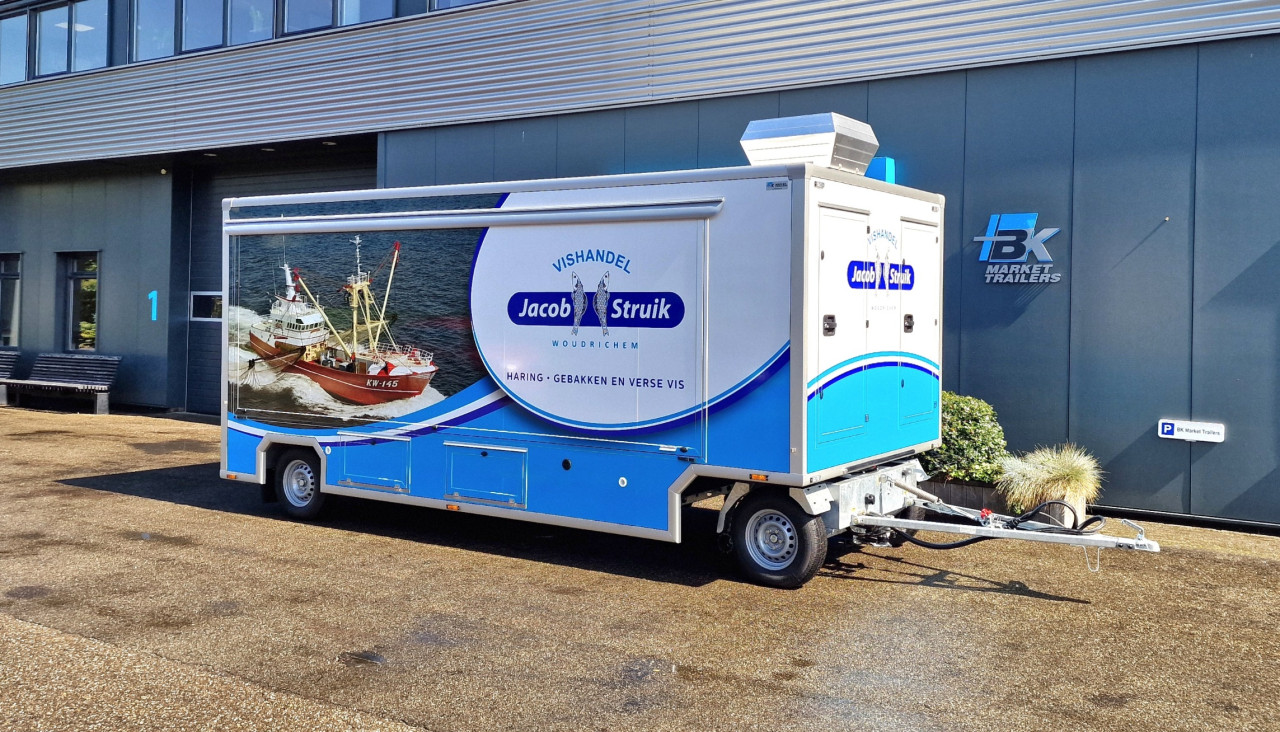 Zijaanzicht van een aanhangwagen voor vis met gesloten luifel