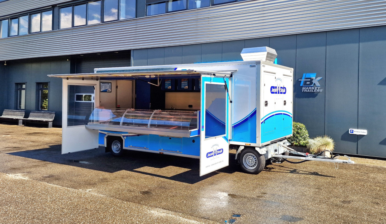 Zijaanzicht van een aanhangwagen voor vis met geopende luifel