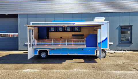 Zijaanzicht van een aanhangwagen voor vis met geopende luifel