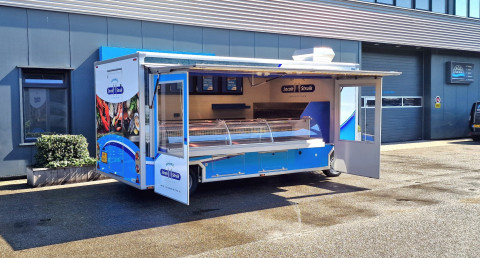 Zijaanzicht van een aanhangwagen voor vis met geopende luifel