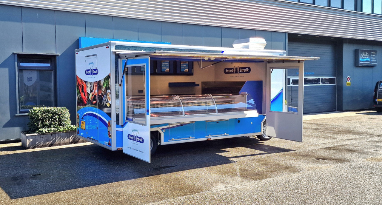 Zijaanzicht van een aanhangwagen voor vis met geopende luifel