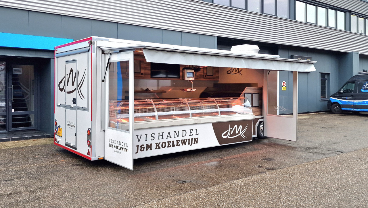Zijaanzicht van een aanhangwagen voor vis met geopende luifel