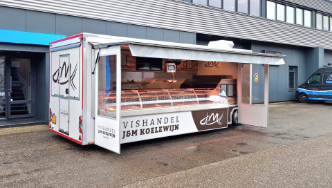 Zijaanzicht van een aanhangwagen voor vis met geopende luifel