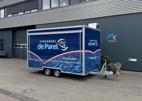 Zijaanzicht van een aanhangwagen voor vis met gesloten luifel