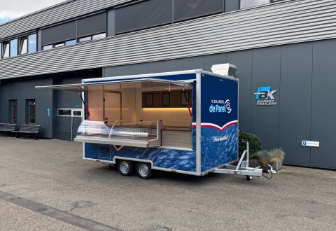 Zijaanzicht van een aanhangwagen voor vis met geopende luifel