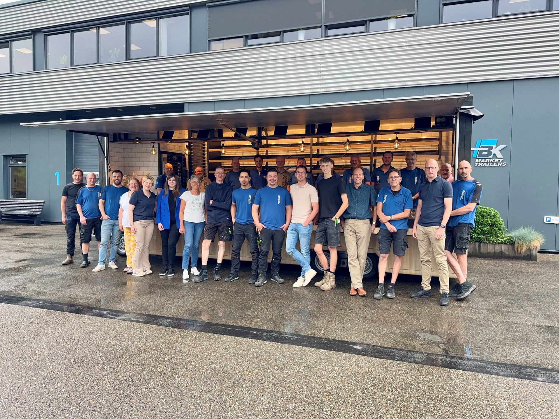 Het team van BK Market Trailers poseert voor de camera