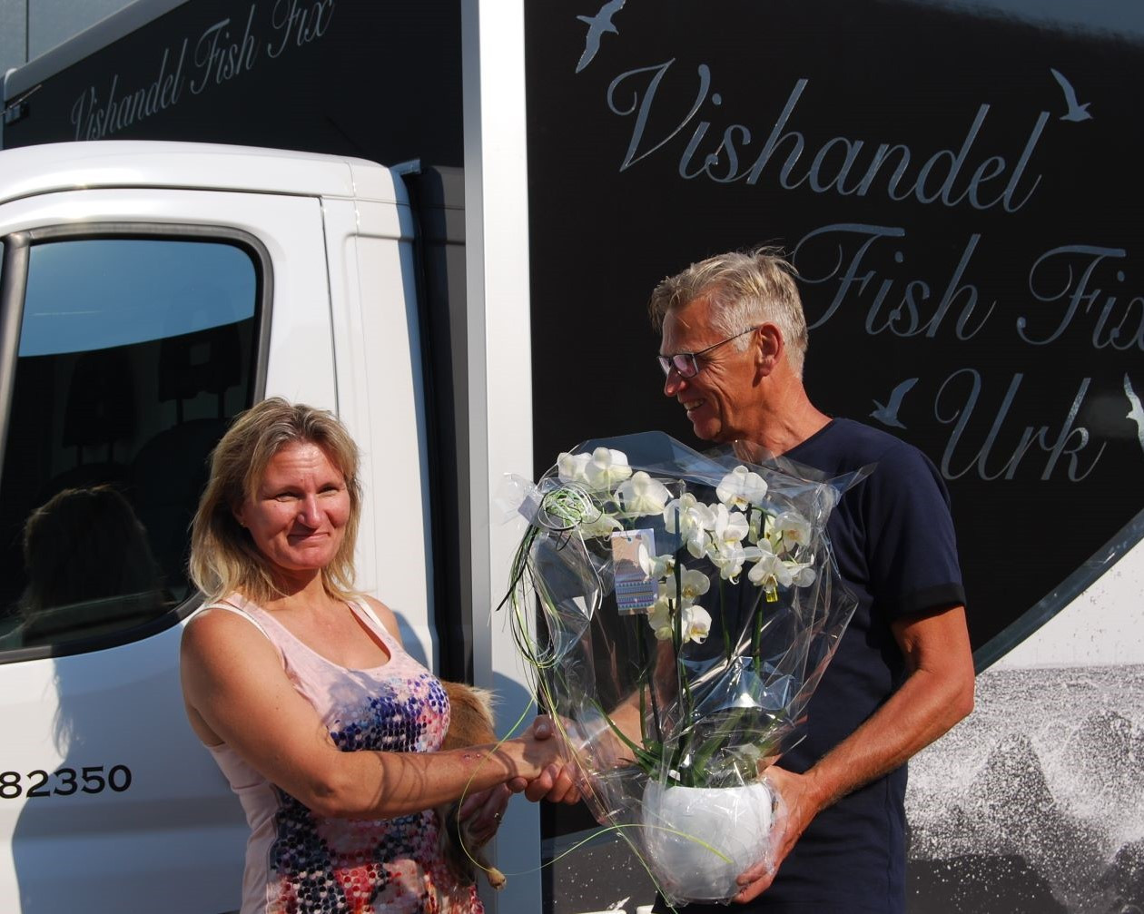 Man en vrouw schudden de hand